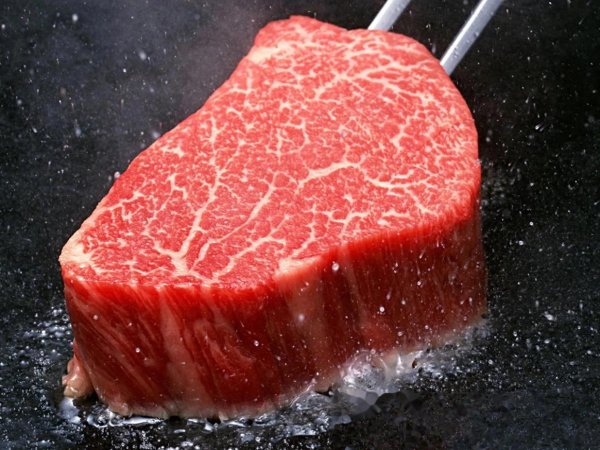 股市配资app官网下载安装 “餐桌上的变革：牛肉价格大跌，消费者笑了，农民哭了？”